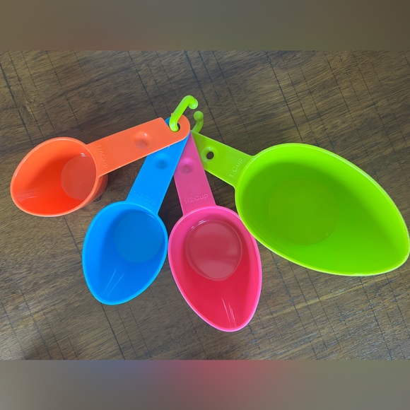 Multi-colored measuring cup sets (silicone bowls and plastic scoops) - Picture 3 of 3